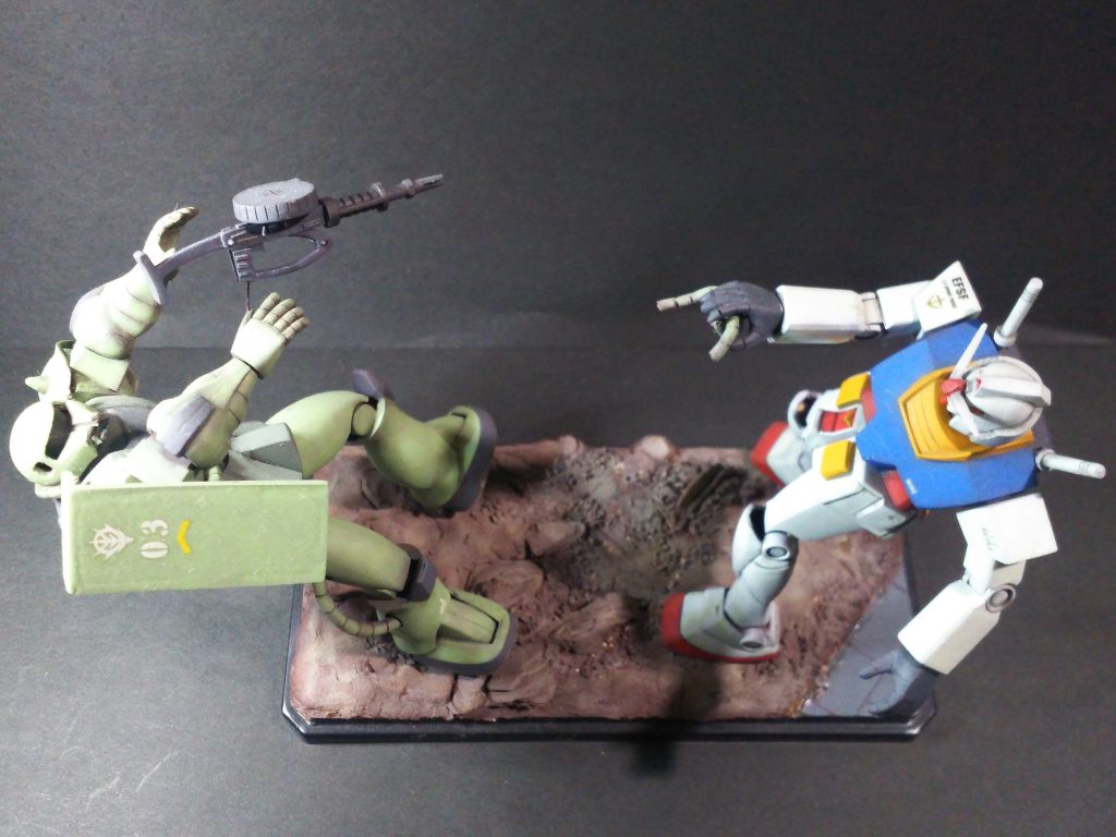 上からのカット。ザクの口がガンダムにもぎ取られた感じに工作。連邦軍のモビルスーツの威力に恐れるジーンのザクて感じです。