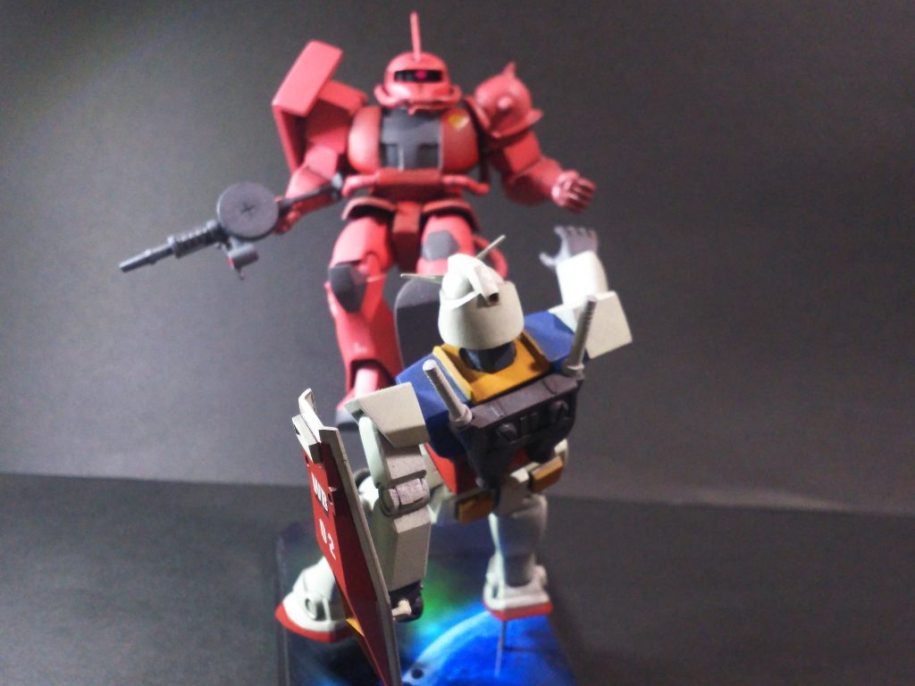 シャア専用ザクの改修点は、シールドの大型化、スパイクアーマー淵周り、ライフルのマガジン裏、頭部モノアイのくり抜き~エポパテによる新造、首は市販パーツ(バーニア)により新造。腰周りは腰アーマーの切り離し再接着、股間部の大型化、足首切り離し~バランス調整。最後にバックパックの改修です。