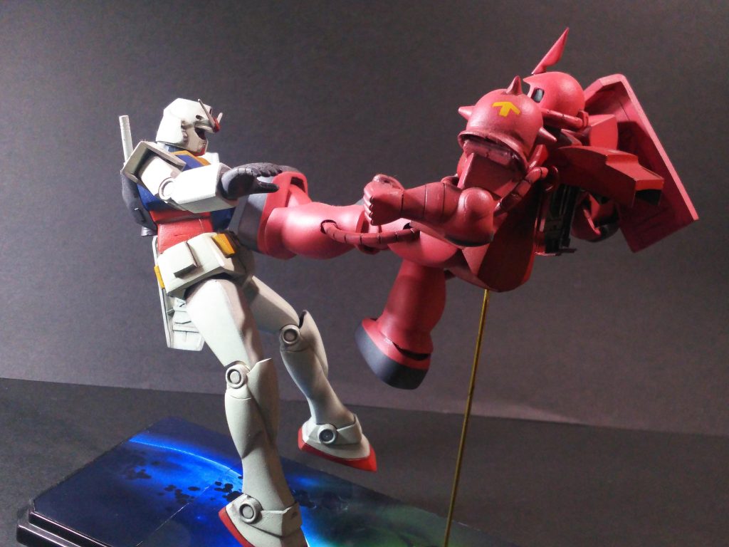 そして今回私のオリジナル部分。シャア専用ザクのバックパックです。設定とは少し変えて、カバーが開き、中から大型バーニアが出現し、大出力で移動する的な感じで制作してみました。なんだか小学生の子供のランドセルの蓋が開いて慌てて走ている的な感じになってしまいましたが、シャアザクの推進力から考えるとこのくらいは有りかなと思います。私的には気に入っています。このバックパックはキットの物を開いた側に、胴体側はプラ板で枠組みして内部をプラ板でちょこデコして、開いた上側に市販のバーニアパーツを取り付けました。