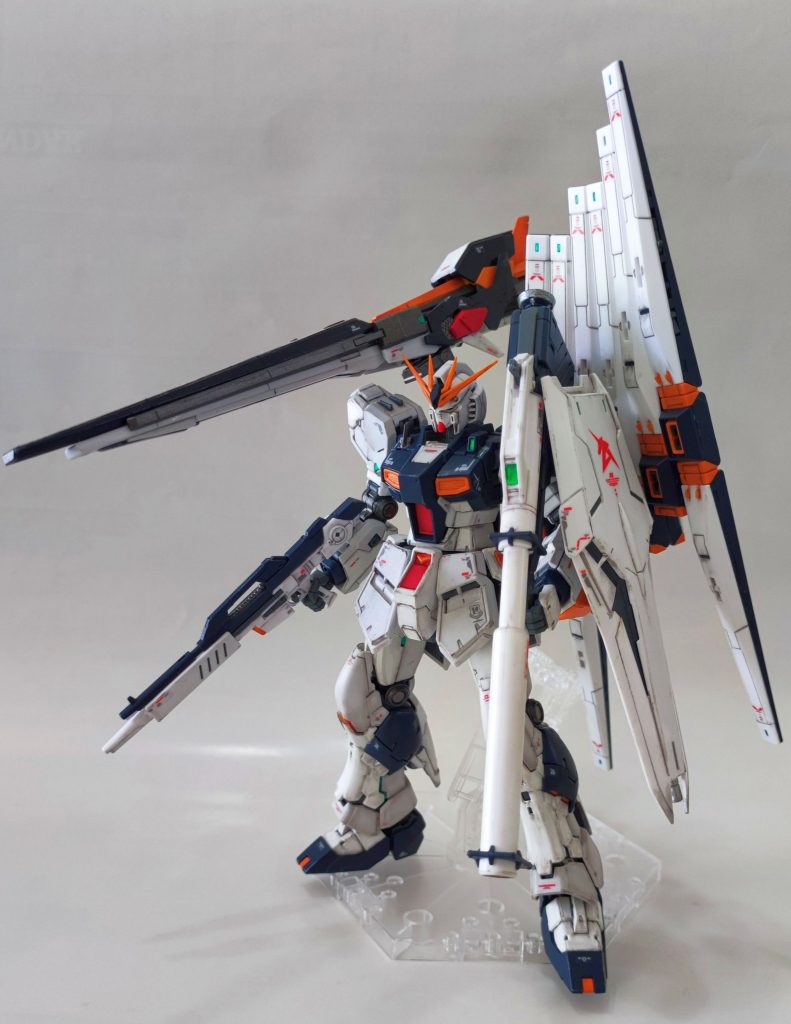 ビームライフル、バズーカをハンドリングし、背面に両フィンファンネルを装備した状態はこちら。