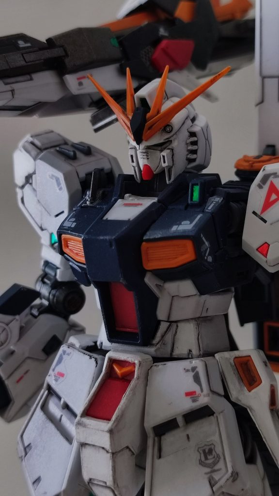 ウェザリング、チッピングは汚らしく見えないようにほどほどに…を心掛けたものの、楽しくてついつい多めにやってしまいました。濃い色にシルバーのチッピング、というのはプラモ界では常識かもしれませんが、私は今回初の試み。これもよいですね。