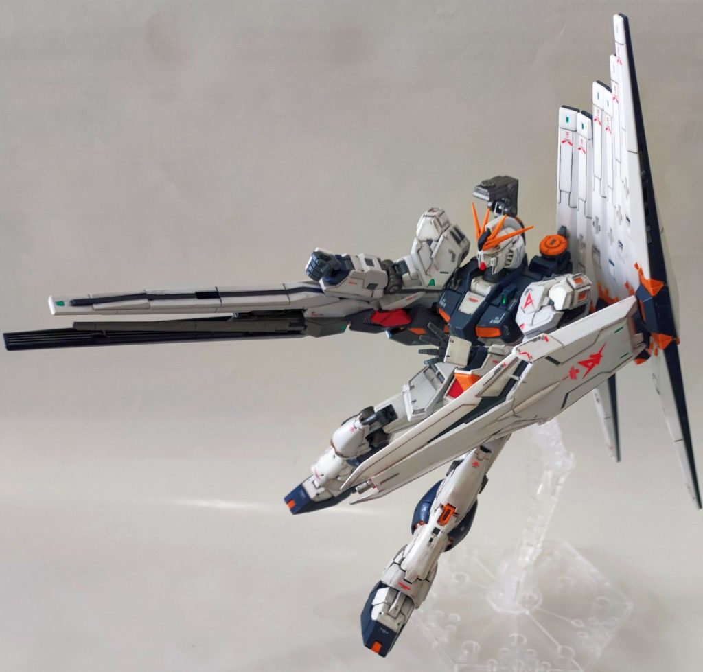 ロングレンジフィンファンネルを構えて。ロングレンジフィンファンネルはほぼ全塗装（筆塗）です。オリジナルのνガンダム配色に近づくように、かつ主張しすぎないように赤、黄、紺のバランスは変更しました。