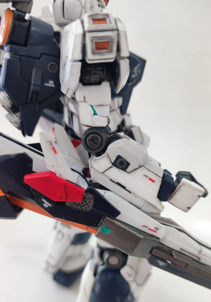 RGを2体購入というのは予算的にNGであったため、HGのロングレンジフィンファンネルを適用。ネオジム磁石にてハンドリングできるようにしています。なお、装甲分割部分に一部サイコフレーム風の緑をあしらっています。これもビコーンします。