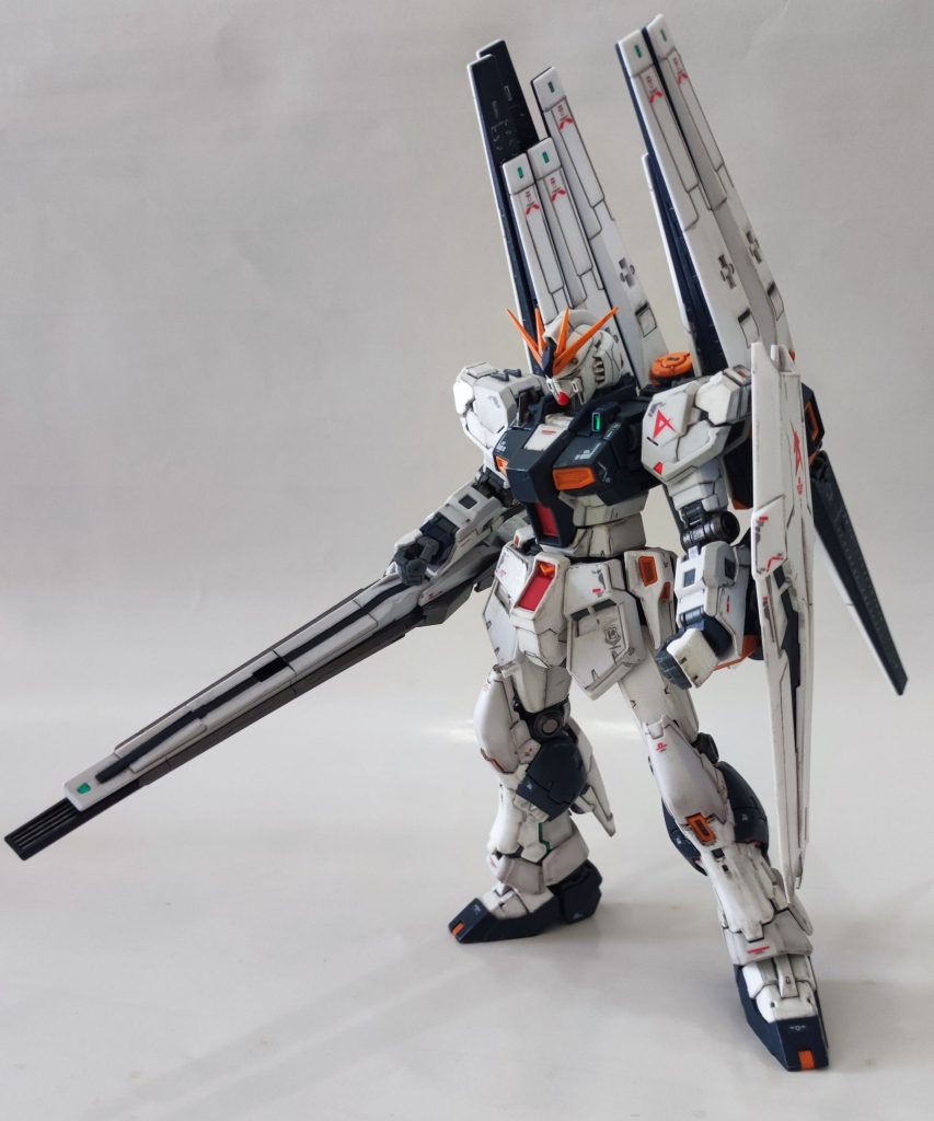 ロングレンジフィンファンネルのインパクトが大きいため、背面ファンネルは3枚 x 2sets 取り付けでシンメトリー感を出すほうがすっきりした印象となります。