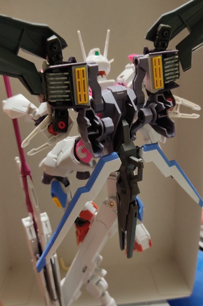 肩内部には椎茸を栽培黄色いスラスター部はMGフルクロスの先端部分を薄く削って貼り付けてます