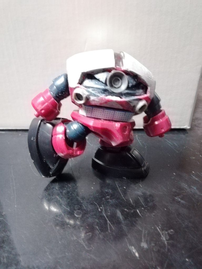 盛り付けたパテを成形して、ゾゴックっぽくしていきます。モノアイ付近のモールドは、ズゴックのものを生かして造形することにしました。