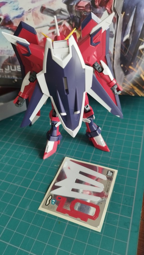 あと色足りないのは盾についてる羽根の白くらいシール使わない自己満足