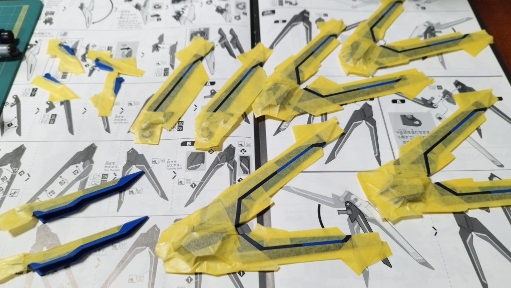 組み立てる前に、羽根の白部のマスキング地獄