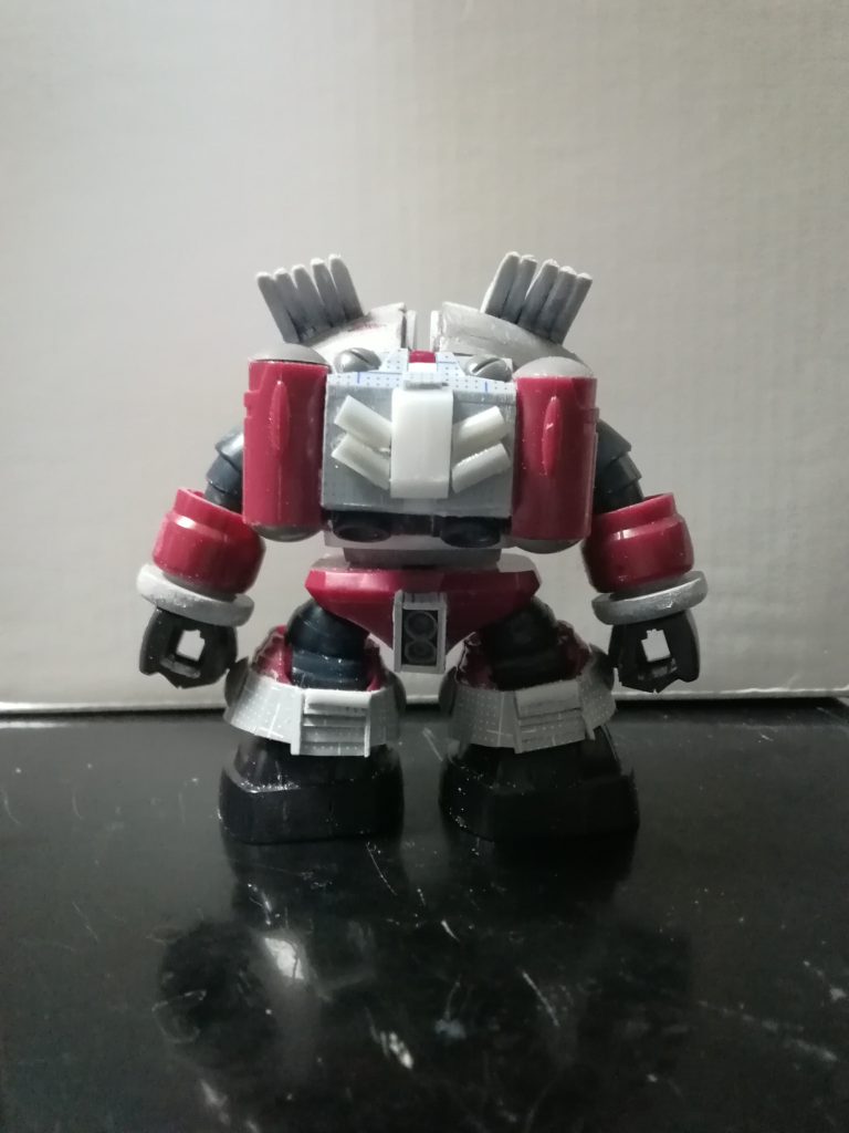 ハンドパーツはクロスシルエットのものを使用。他、各部もジャンクパーツやプラ材で造形していきます。