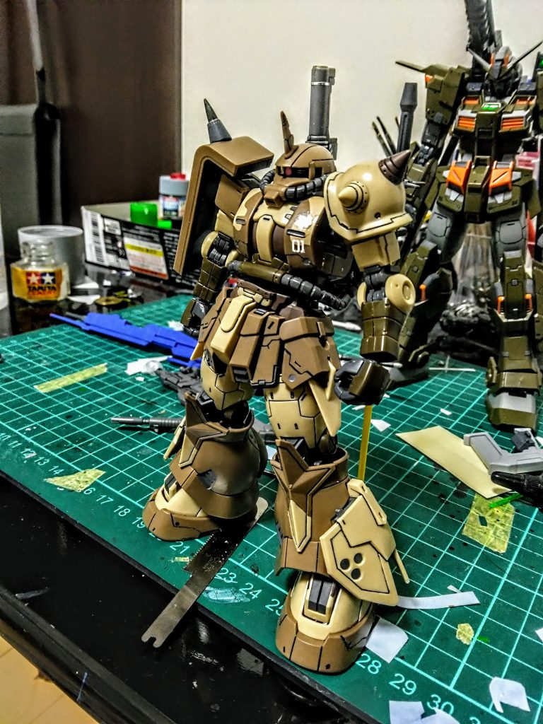制作途中の機体が映り込んでいますがほんとーにデカール張らないと何もない感じですよね。少しだけスジ彫りしてありますがこの後だいぶ付け足したりします。このときまだ肩のスパイクは先端が丸いですよねまだおもちゃぽっい…