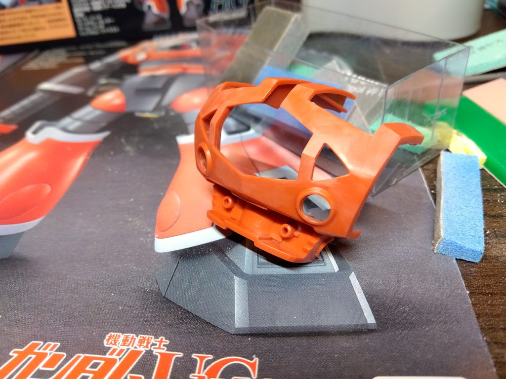 角を出したかったのでヤスリがけ。