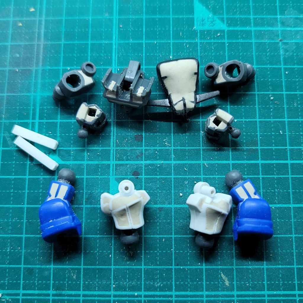 まずは恒例の肉抜き処理足の部分の筋を埋めないように気を付けたのと手のパーツに3ミリ角棒を使って埋めたので武器を持ちやすくなりました