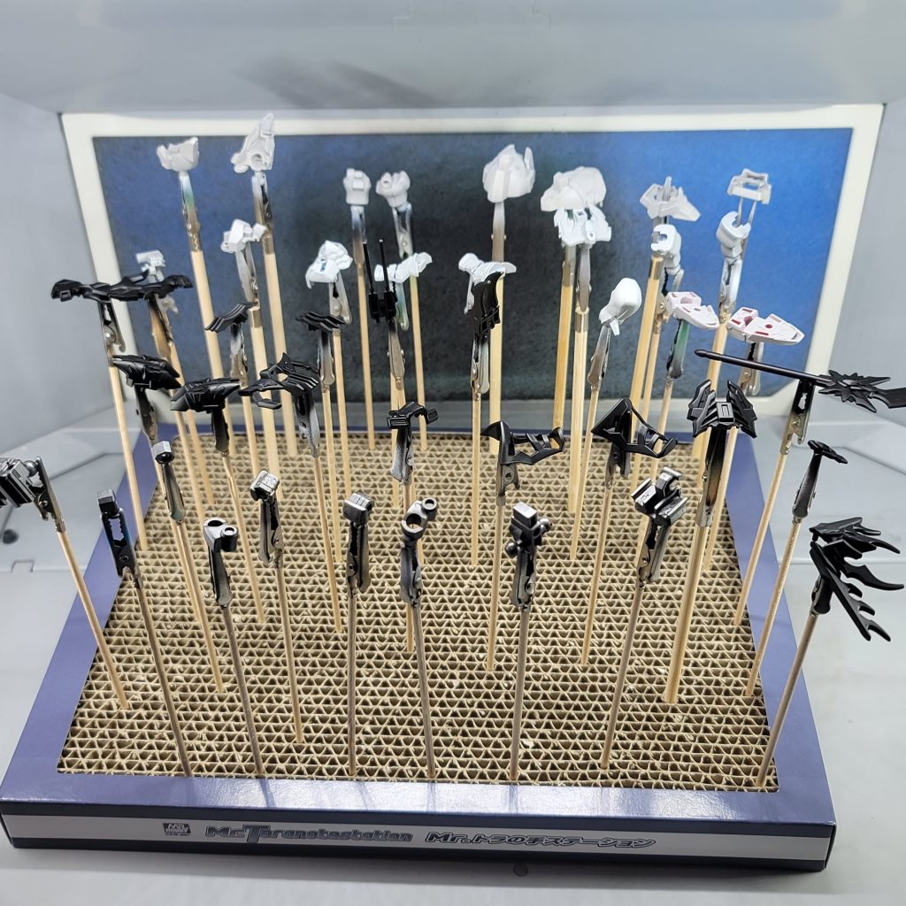 内部フレームはガンメタで金や銀などのメタリック塗装がメインのパーツは黒サフでそれ以外は全部グレサフで下地を吹いてます