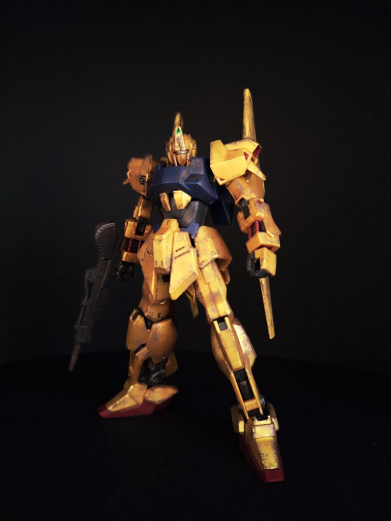 ガンプラを作り始めたころの素組+ウェザリングですアンテナをなくしてます。