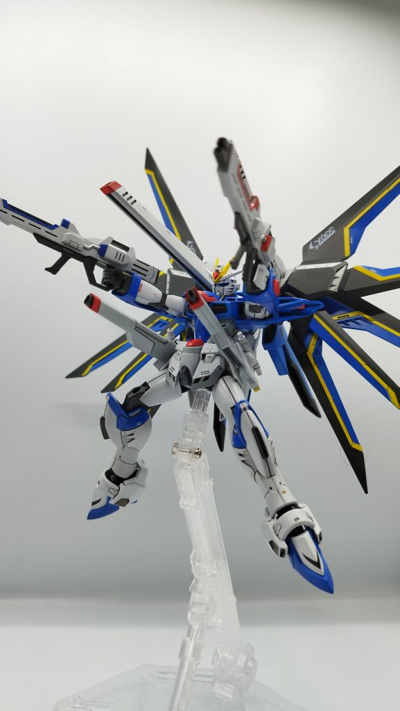 まずはライジングです。パイロットはマクシミリアン・ジーナスです。HGながらもそこそこのお値段だったのもあって、大変かっこいいキットでした。