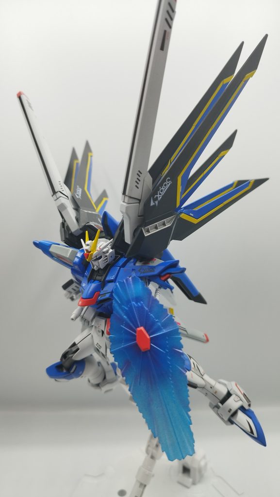 この翼の白いビーム砲みたいなものの正確な位置がいまいちわかりませんが、立てることで迫力がまします。