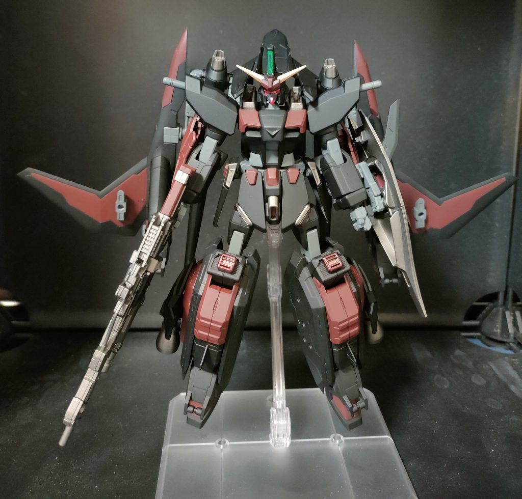 膝から下をコトブキヤのレイジングブースターに、主翼をFAのベルクフリンカーの翼に交換。また背中側の機首と垂直翼も取り外し、MA形態時の機首としてより相応しい形の部品に変更。