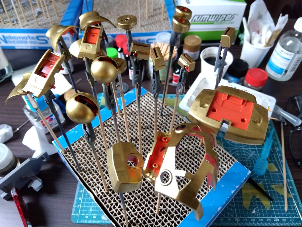 クリアレッドを塗る前のゴールド、下地にはアクリジョンのつや消しブラック。