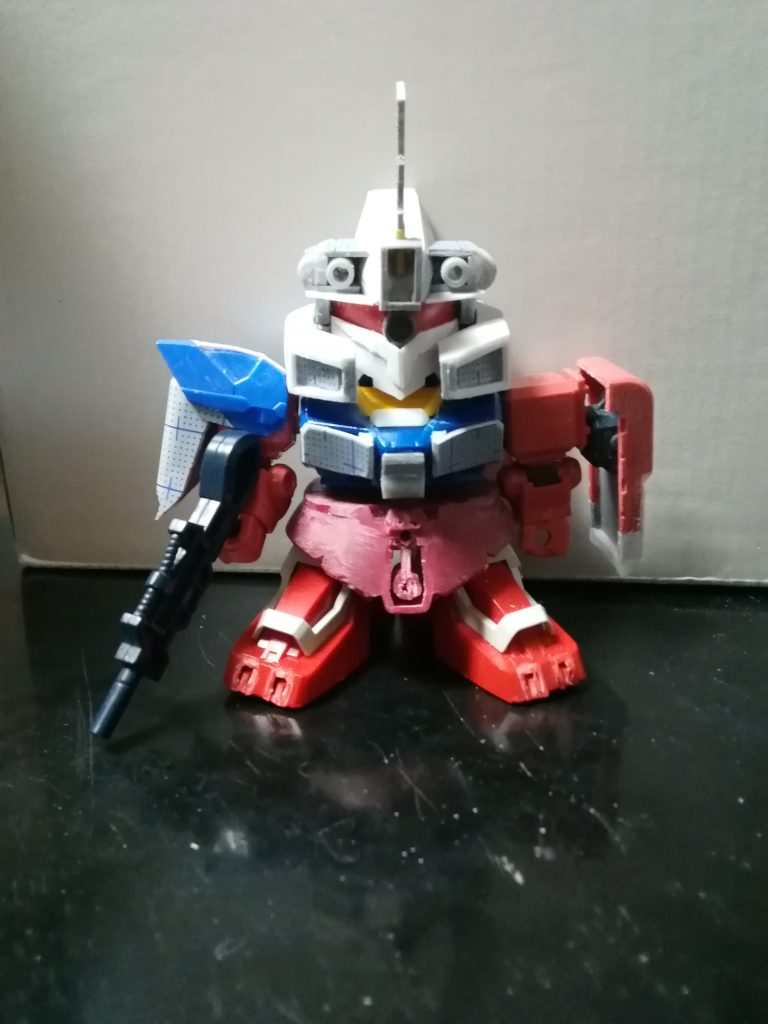 頭部と両足はサイサリス、胴体はガンダム、両腕と腰はシャアザク、右肩アーマーはエクシア、ビームライフルは百式。贅沢すぎると方々から怒られそうです。何とか形にしたかったんだもん。。。
