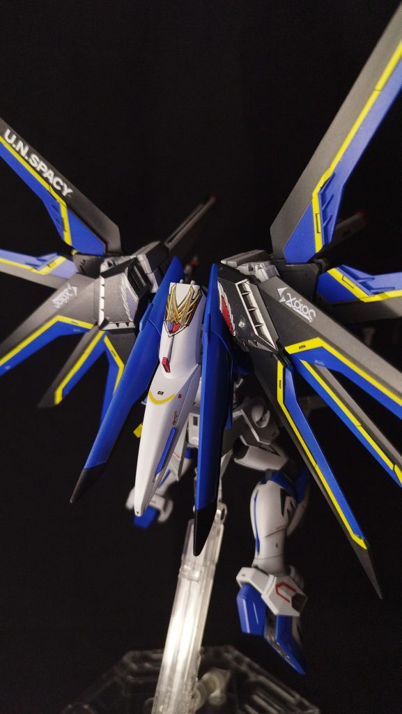 翼の中央には、デュランダルマックス機の紋章デカールを貼っております。また、翼の左上には、U.N.SPACYデカールを貼ることでマクロス感を出しました。