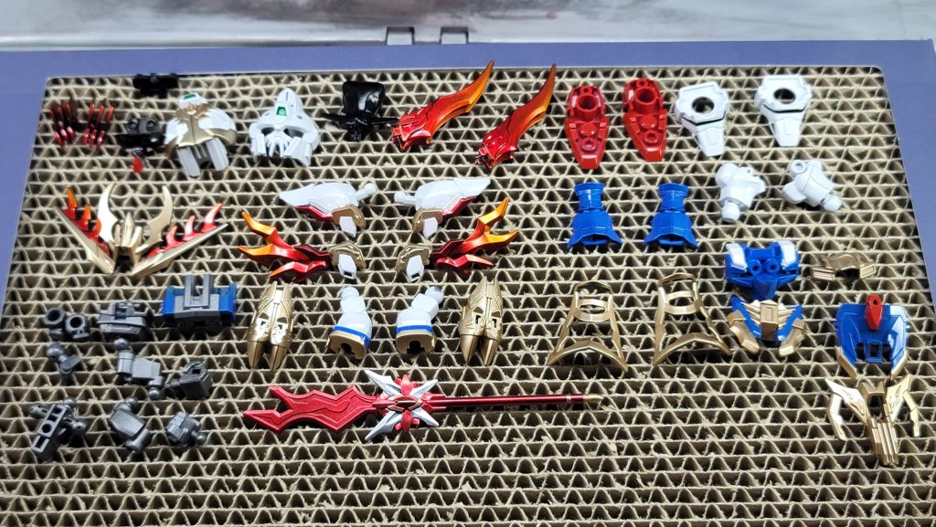 塗り分けが終わった状態ですグラデーション塗装はうまくできました武器の塗り分けが一番難しくてミスを連発しましたが、最後の金を吹いたあとマスキングゾルがうまく塗れてなくて中心にラインができてしまったのは逆にアリだなと残しています