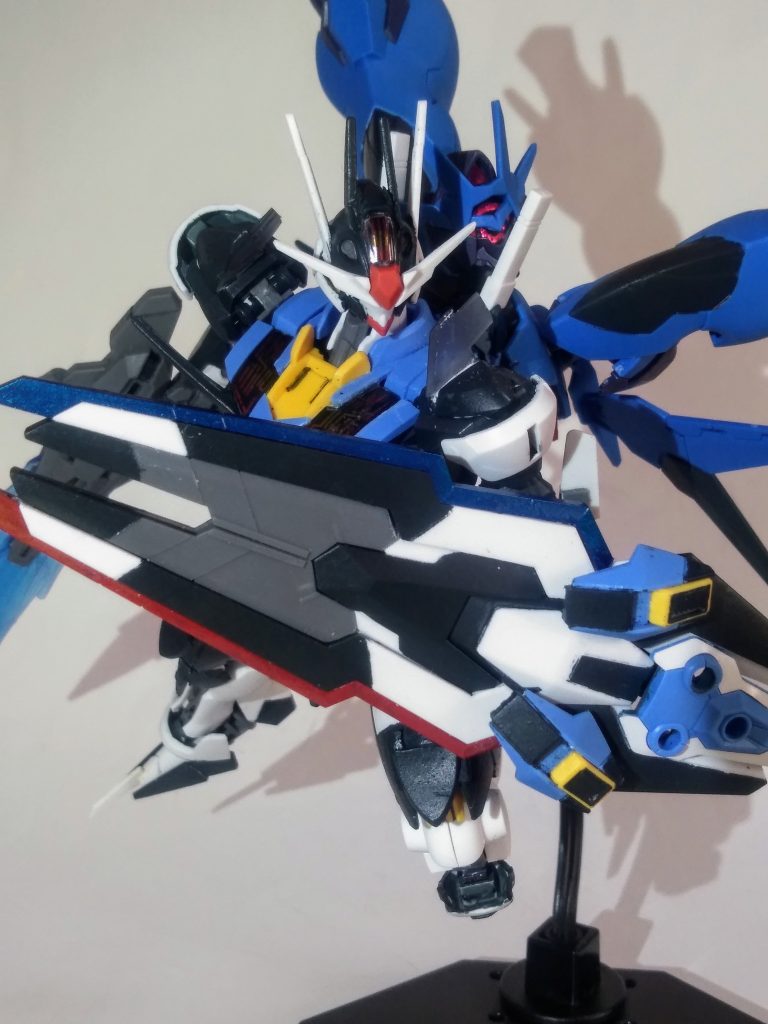 さて、気を取り直して❗かつての＂主人公機体が闇落ちする＂❗｢UP主｣が＂ナイアガラの滝の＂様に涎の大瀑布を巻き起こす🤤💦最高に萌え上がるシチュエーション🤭🎶を、ヤッてみました🤣🤣🤣『エスカッシャン』の＂赤いビット＂は炎の力『プロミネンス・ビット』🔥＂青いビット＂は氷の力『ブライニクル・ビット』❄️と、いう脳内設定です😋『ガンダム エクシア ダークマター』の設定に準じてます😁