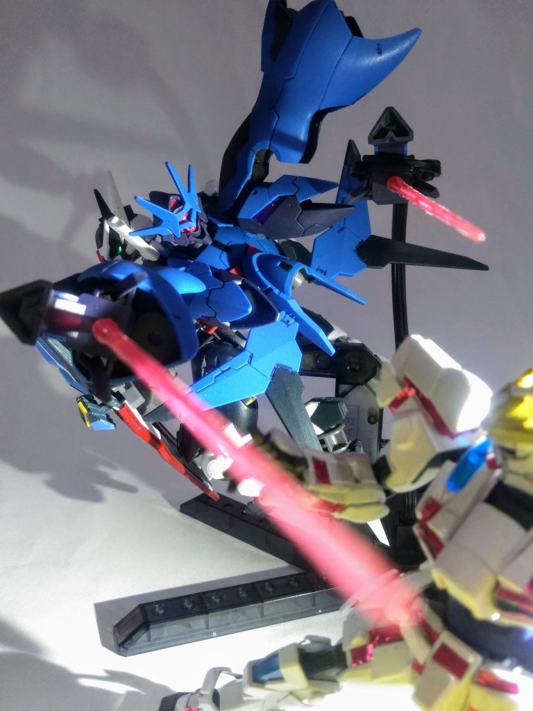 勿論『ダークマター ブースター アルス アースリィー』(あ～ナッゲッ💢)にも攻撃能力はゴザイマス😄＂クロー＂より『ビーム サーベル』を発振❗更には＂ビット＂として機能します(当然！脳内設定)