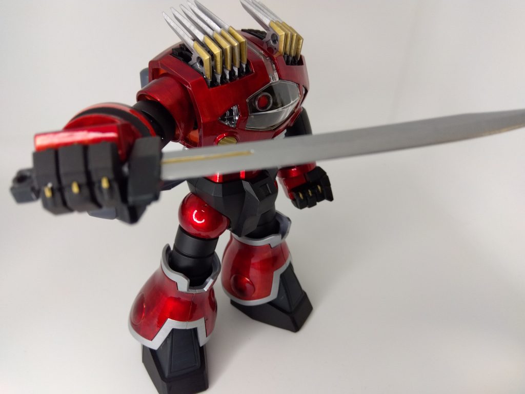 武器持ち!拳もデカいが剣もデカい!