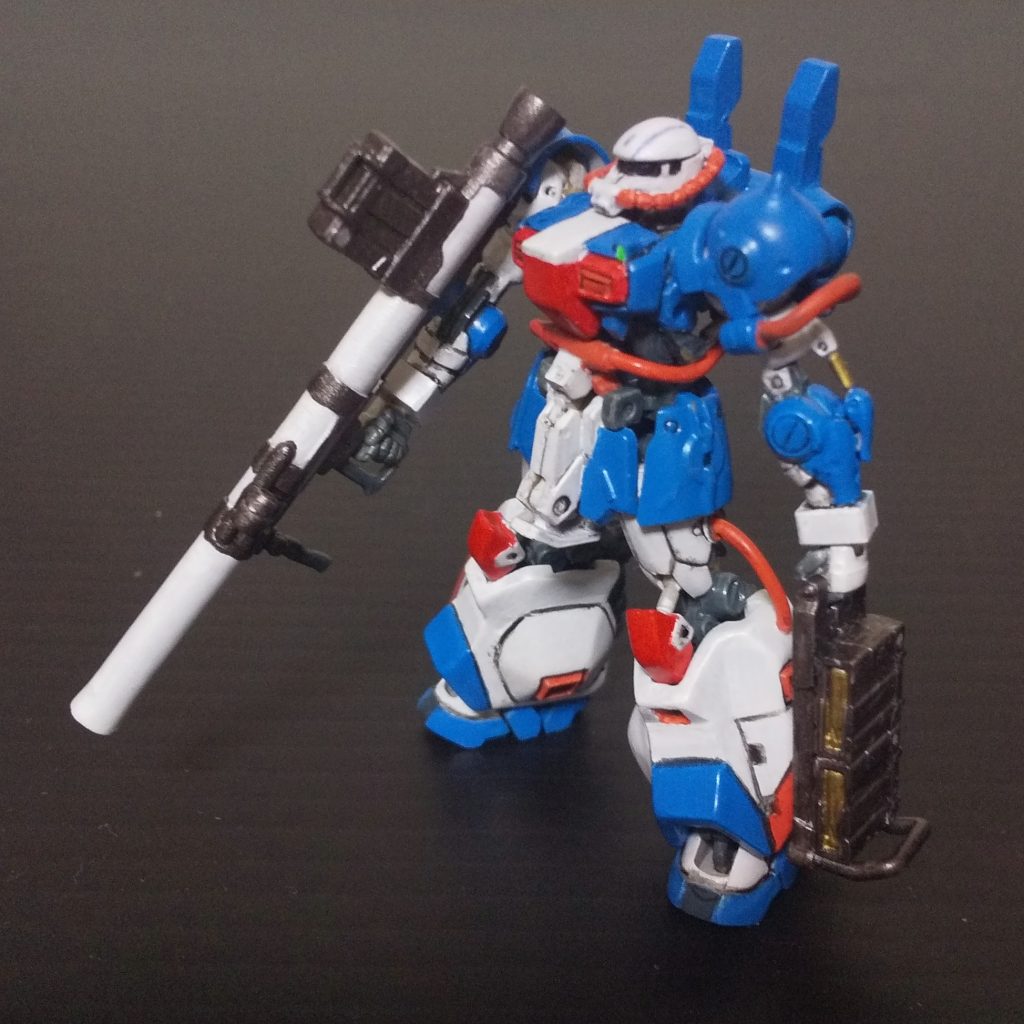 胸部パーツをスーパーガンダムの物を加工して使用、脛アーマーはエポキシパテの塊を削り出して製作