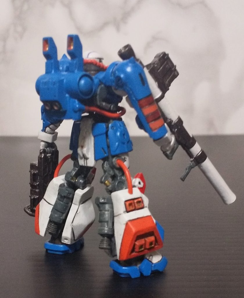 バックパックは基部にカップヌードルザクのランドセルを使用