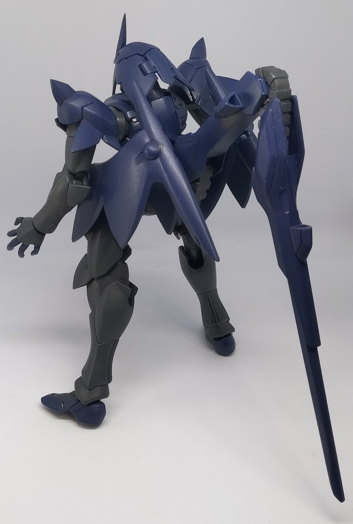 特徴的な尻尾もといビームライフル。組み上げるときに根元が砕けたので泣く泣く瞬着で固定しました。なんか最近、AGE系組んでるとどこかしら破損しちゃうんだよなあ……。