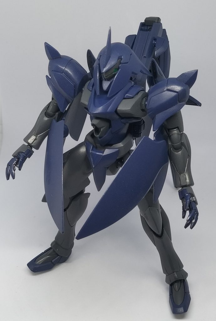 先日旅行先のリサイクルショップで購入したガフランさん。自分の中でAGE熱が滾っていることもあり、是非とも作りたいキットでした。合わせ目が関節含む全身に出ることもあり、可能な限りきっちり作ることを心がけました。ヴェイガン系は合わせ目と向き合うには最適なキットですのう……。装甲はティターンズブルー、関節はエアリアルグレーで塗っています。