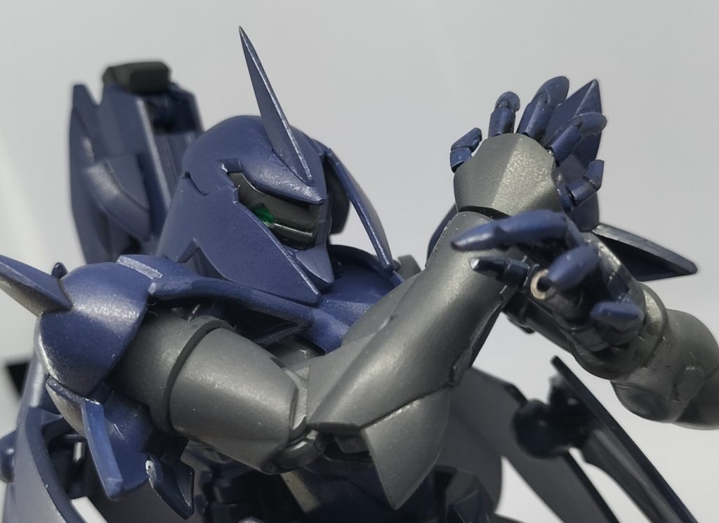 驚いたのが肩周りの可動域の広さ。変形の恩恵でやたらせり出すことが可能。腕組みもできちゃいます。頭部のアンテナ?と肩のブレードっぽい部分は削ってシャープにしています。これだけでかなり見栄えが違ってくるのでヴェイガン系を作るならやっておきたいところです。