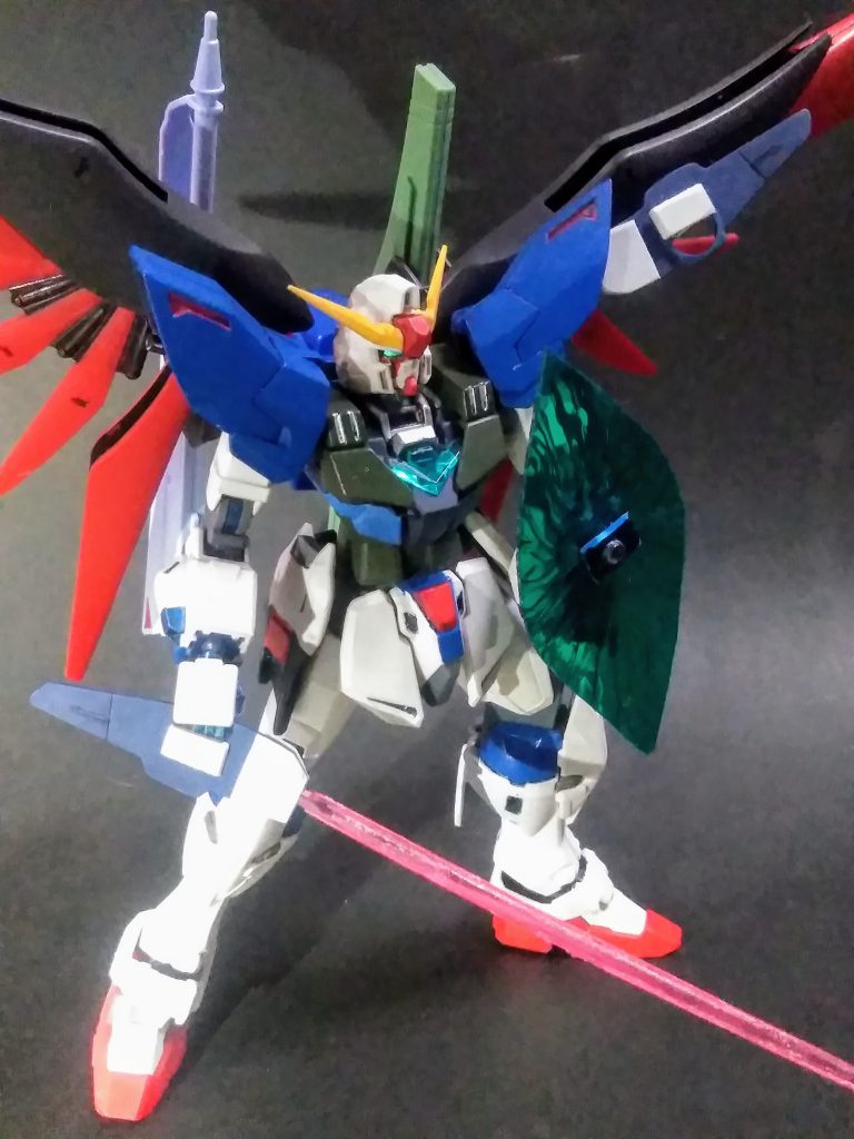 ・・・まぁ、上記の茶番劇は置いといて😋(はぁ💨…やっと、終わるのかぁ 👹)　　　以前に晒した『ビルド ストライク デスティニー ガンダム フルブラスト』(相変わらずナッゲッ💢)を懲りずに＂チョッと弄って＂再投稿です🤣🤣🤣 ｢ビーム ブーメランやビーム シールドとか｣が変わりました😁因みに『コア G』が＂ドッキング＂したのは『B,S,D,G,Fb,』の胸部🧐 ｢コックピット部分｣を＂そっくり入れ替え＂です🤭