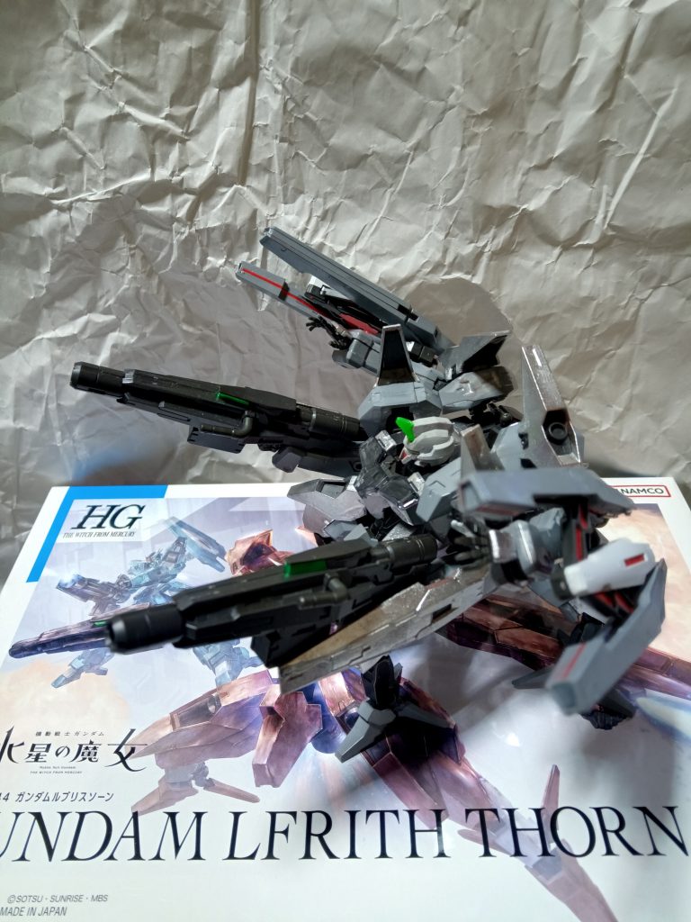 2機分で火力と機動力は二倍、パイロットの負担も二倍なので運転手と砲手の二人乗り