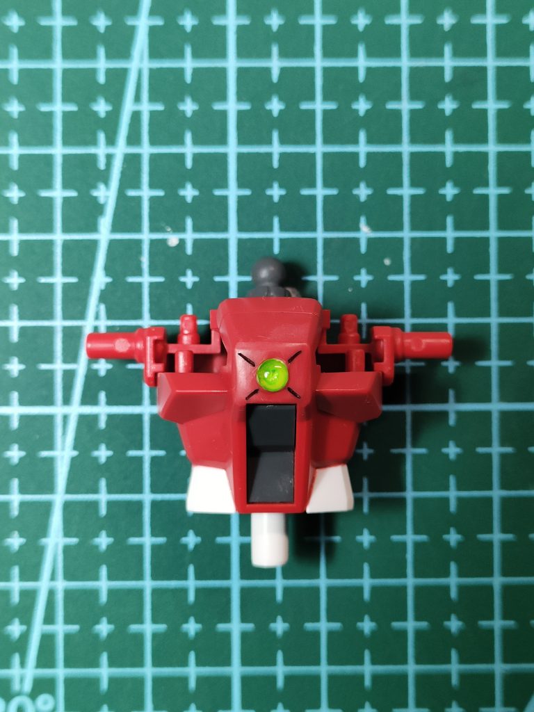 元のV字ロゴを消して穴を掘り、蛍光グリーンを塗ってUV接着剤でシールします。