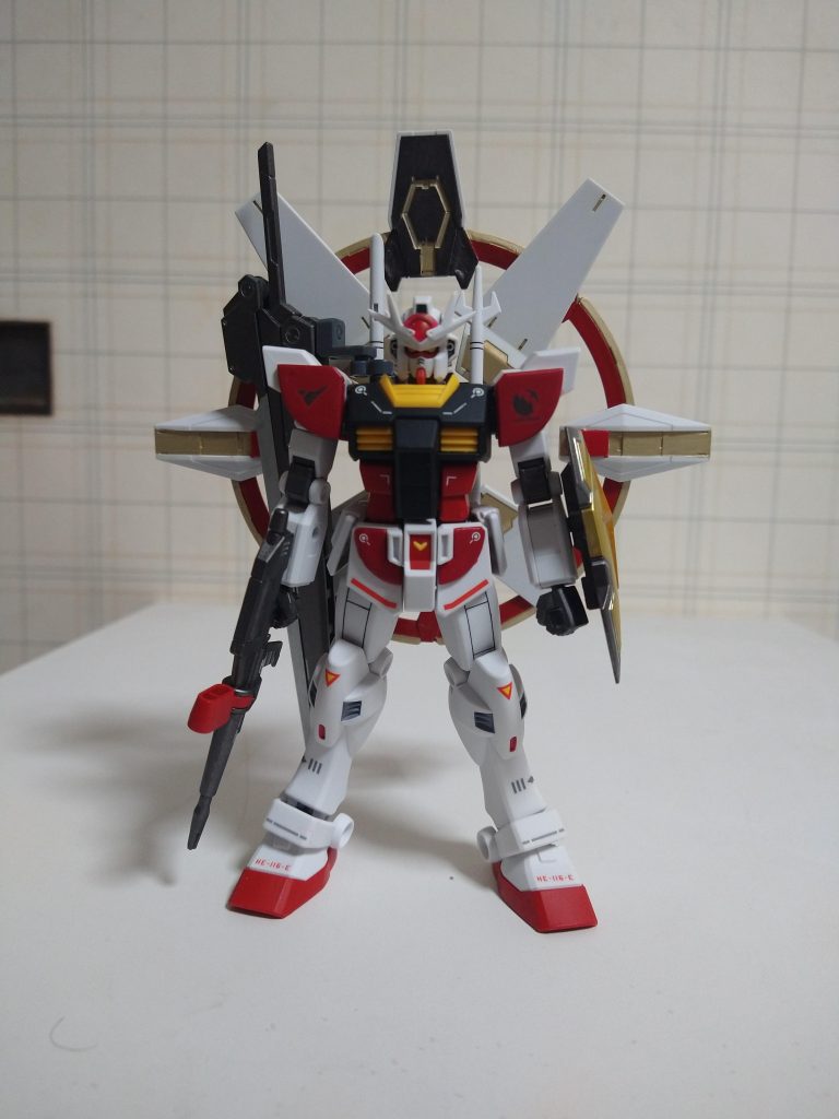 正面はこんな感じです。アンテナが素のままだとかなり長いので、3分の1ぐらいカットしました。また、ももパーツにスジボリを追加、肩と腰の曲線マークは廃止しました。