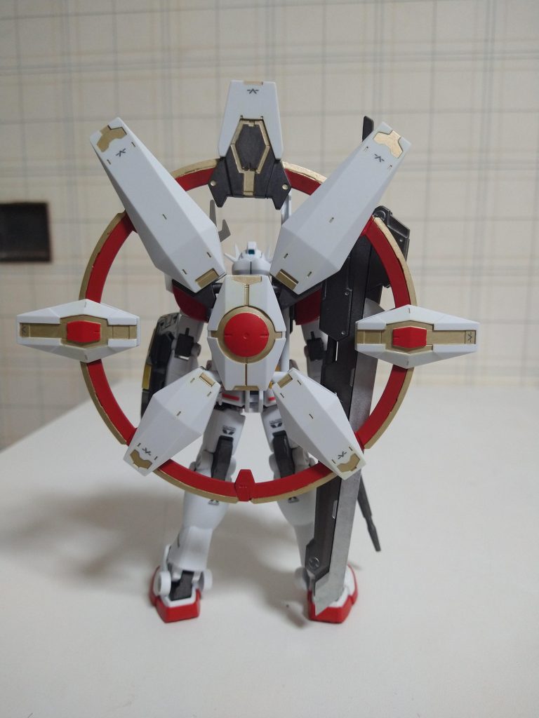 バックショットはこんな感じです。リフレクターバックパック、ニチリン（日輪）を装備。敵からの攻撃を反射、吸収します。Gセルフのリフレクターパックみたいな感じです。ビルドシリーズのネプテイトウェポンを使用しました。赤、白、金太陽をイメージして塗装したのですが、かなりおめでたい感じになっちゃいました。