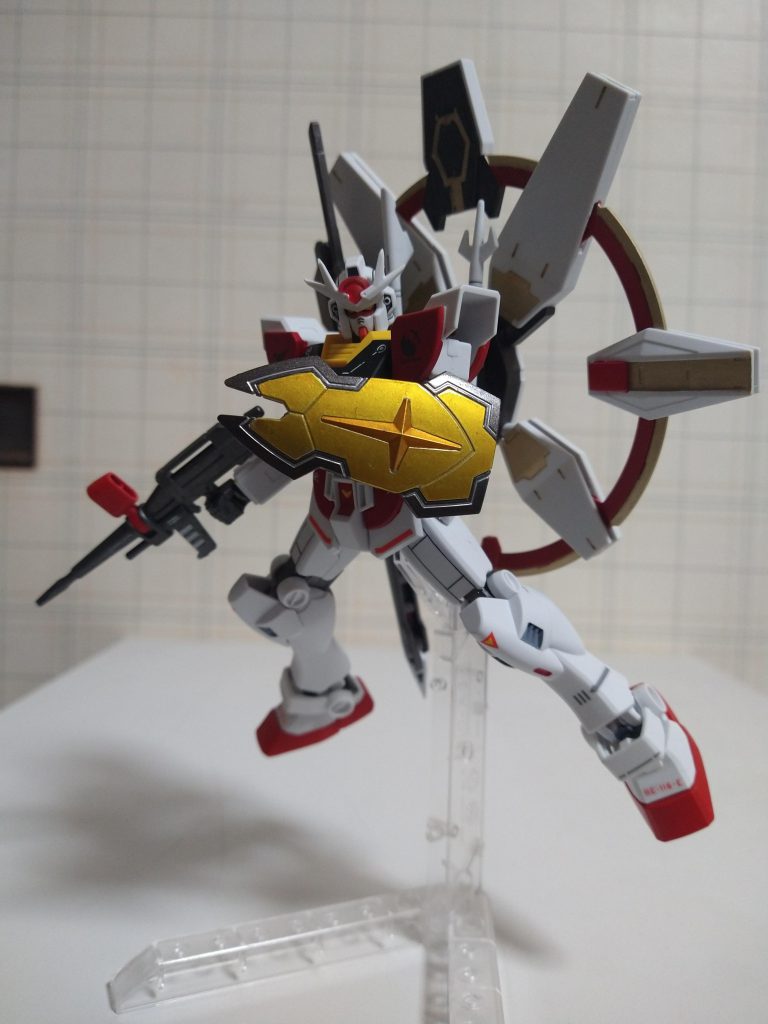 ヤタノカガミ（八咫鏡）ラーシールドを金色に塗装して、ヤタノカガミにしました。シードでおなじみビームを反射するシールドです。今回、初めてキャンディ塗装に挑戦しましたが、失敗しました。厚く塗りすぎて乾燥時間が足りず、指紋がついてしまいました。重ね塗りの時間をもっと空けるべきだったと後悔。