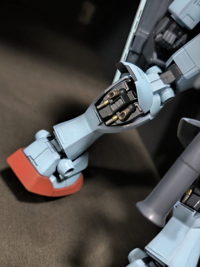 せっかくのMGなのでメカモールドをちょい塗り。
