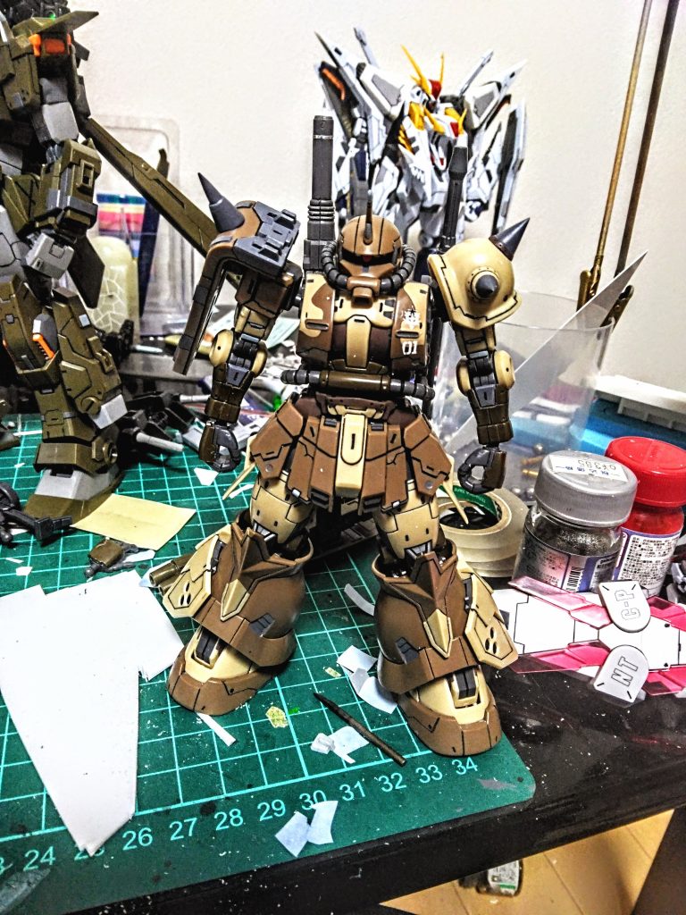 毎度この机汚ぇなと思いつつも作っています。これはシールドと腕のプラ板を埋め込んだ後でスジ彫りも上半身を中心に増やしています!!!!奥のクスィーは3年間改修を続けてようやく今年の早くて夏に終わるめどがたったもので昔から作っていたものなので雑な部分を作り直しています。