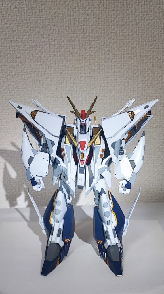 何色を使ったか覚えてないですが濃い灰色と薄い灰色でパネル分けと黄色のパーツやダクト類は金で塗りました。足の外側に付いてるパーツの黄色のライン部分は金だと違和感あるので黄色です。