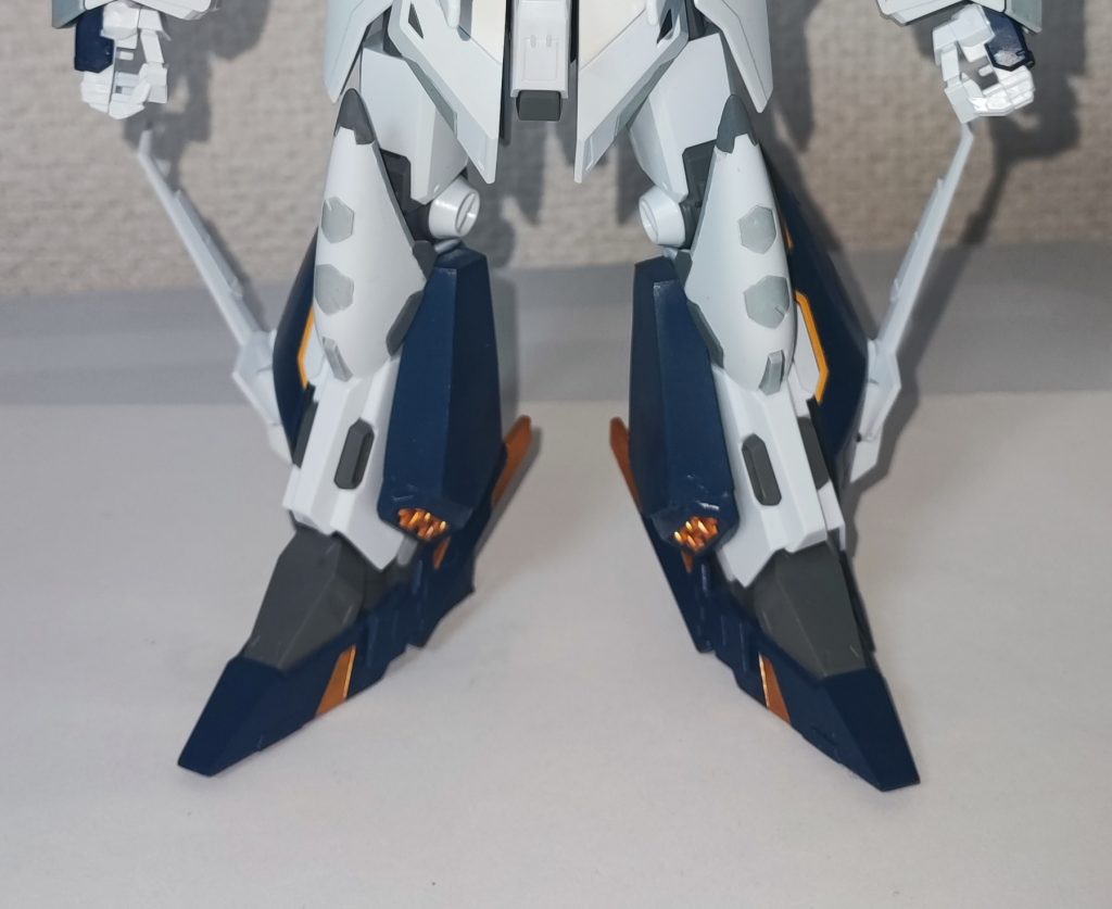 足の内側にνガンダムのhwsのスラスターのイメージでプラ板の箱組みを付けました。足をマッシブにして全体的にゴツい印象にしてみました