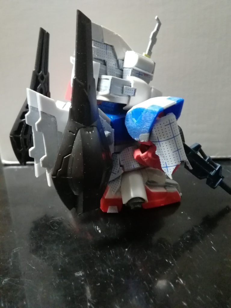 背負いものはGフレームのリックディアスのバインダーと箱組したプラ板で仕上げました。放熱フィンもプラ板の積層したもので作ってます。