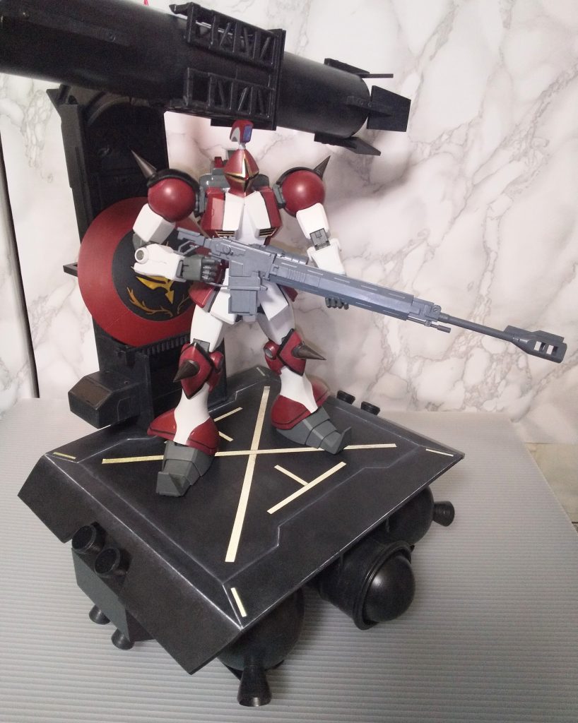 標準装備として対艦ライフルが取り付け可能な設定にしてみました。足元のラインは黒い反射テープを貼り付けてみました。撮影時にライトUPしたため反射で白っぽく光って見えます。  