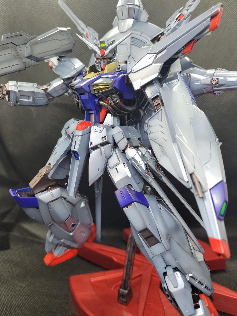 赤は焦茶色に白でハイライト、その上にビスマスパールからプレミアムレッドでキャンディ塗装。青は黒の上に白でハイライト、その上にディープクリアブルー。フレームはメタルブラックとメタリックディープレッドを金色を混ぜたブラウンぽいメタリックにパイプは水性アクリジョンのメタルブラックかなにかを使いました。