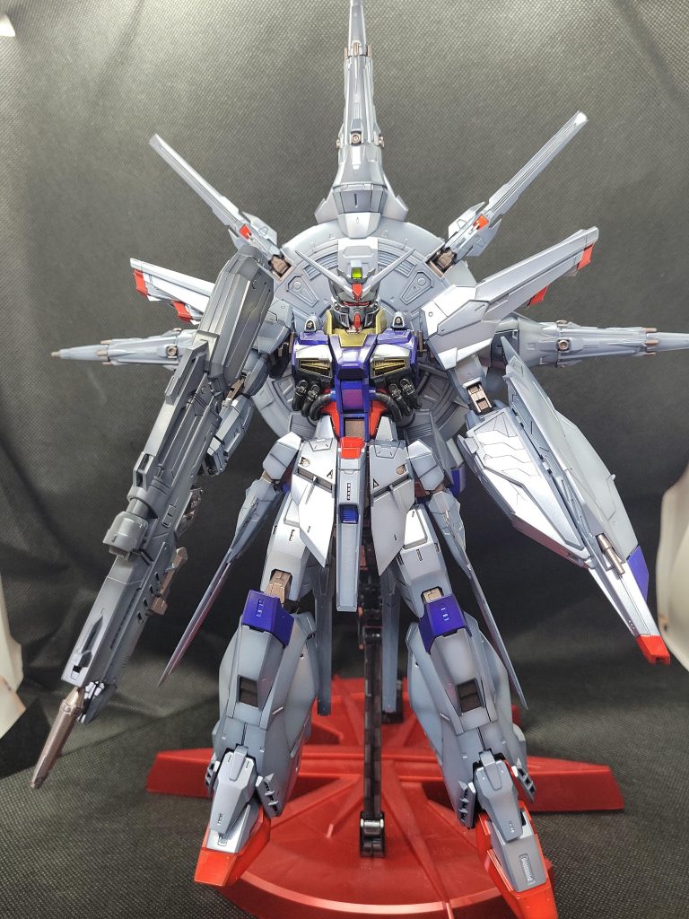 装甲は暗めのグレーに明るいグレーでハイライトを入れその上にビスマスパールで塗装しました。自分のイメージ通りできて良かったです。