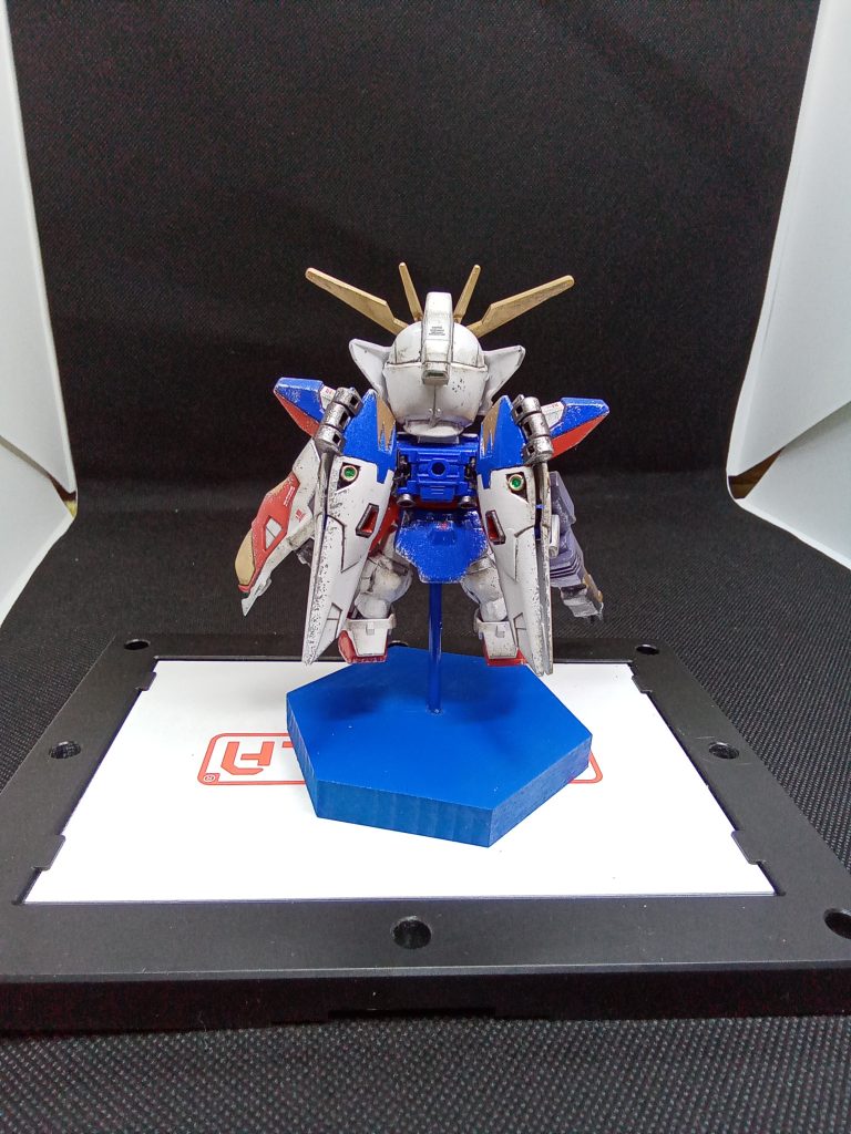 色の塗り分けが必要で肉抜き穴が目立つのが難点ですが・・(肉抜き穴はパテと粘土で加工)