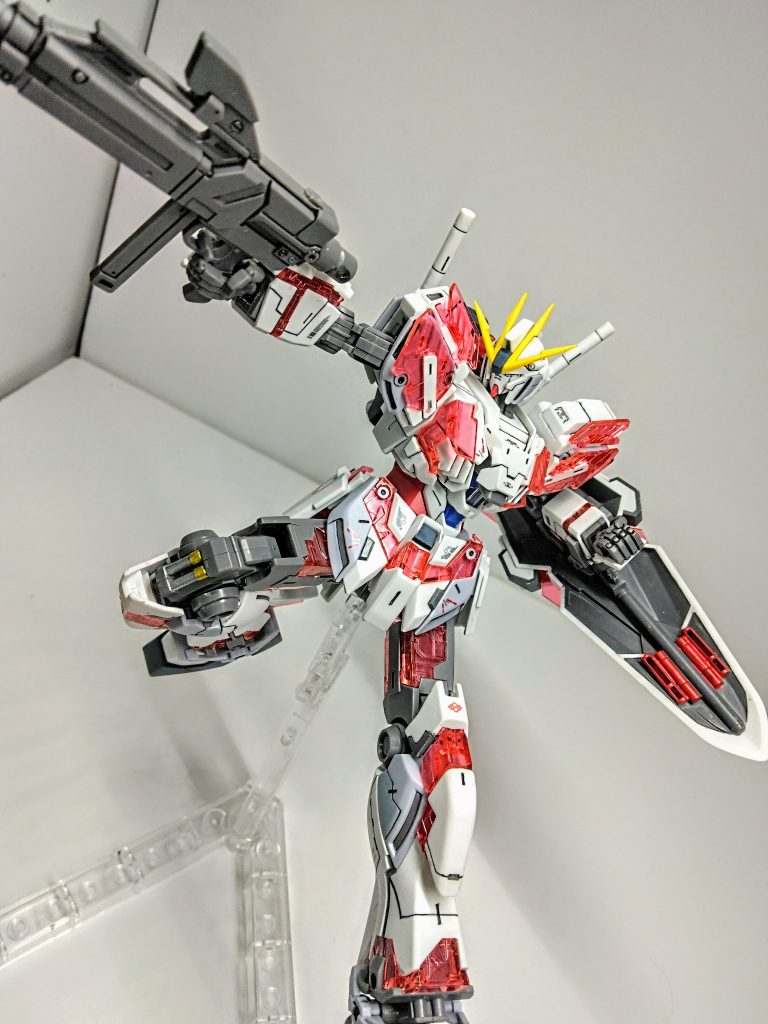 以外とこの機体は大きくて満足感がありました。しかも可動域が広いッ!!こんなポーズも簡単にとれるッ!!!!けどサイドスカートが縦にしか動かないこと唯一の難点でした。