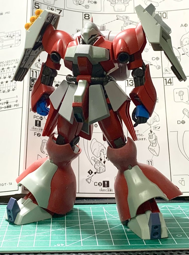 本体のプロポーション修正も行っています。胸ブロックをインナーのパーツで三分割、削り込んでから再接着。その後外装も現物合わせで削る。寸法はよくわかりません。とりあえず胸の左右幅が2ミリ程度狭くなっています。スカート周りを延長。腹から股間にかけて切ったり角度を変えたりで見えにくいところで調整。S字立ちが決まるようにしています。